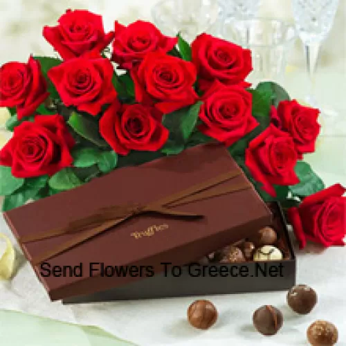 Ein wunderschöner Strauß aus 11 roten Rosen mit saisonalen Füllern, begleitet von einer importierten Schachtel Schokolade