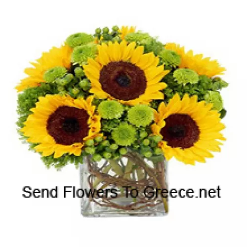 Sonnenblumen mit passenden saisonalen Füllstoffen, wunderschön in einer Glasvase arrangiert