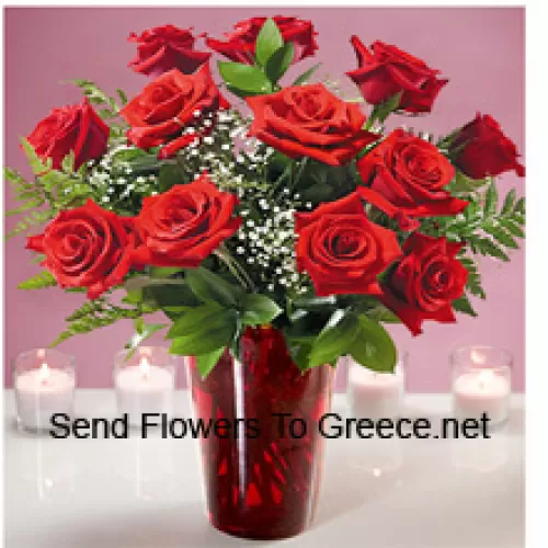 11 Rose Rosse con alcune felci in un vaso di vetro