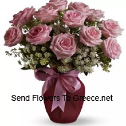 11 Rosas Rosadas con Rellenos Blancos Variados en un Jarrón de Vidrio