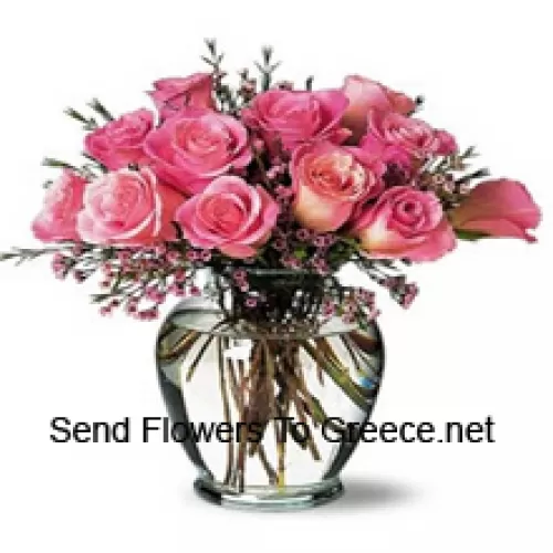 11 rosa Rosen mit einigen Farnen in einer Vase