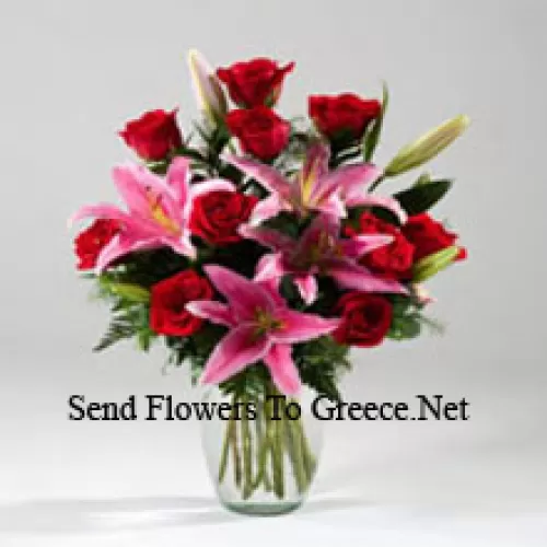 Lilien und Rosen in einer Vase inklusive saisonaler Füllstoffe