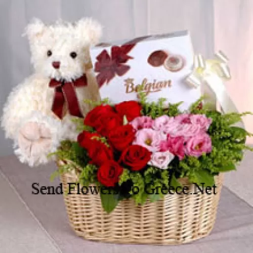 Cesto di rose rosse e rosa, una scatola di cioccolatini e un orsacchiotto carino