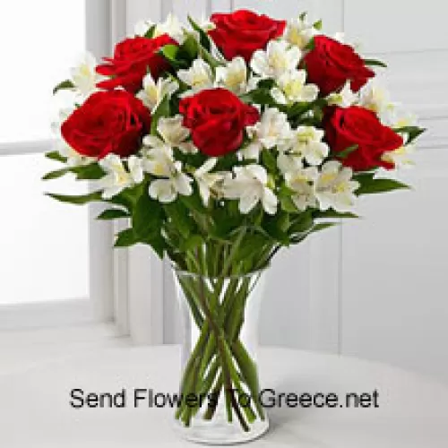 7 ورود حمراء مع أزهار بيضاء متنوعة وملء في قاعدة زجاجية