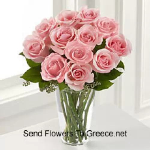 11 Rose Rosa con alcune felci in un vaso