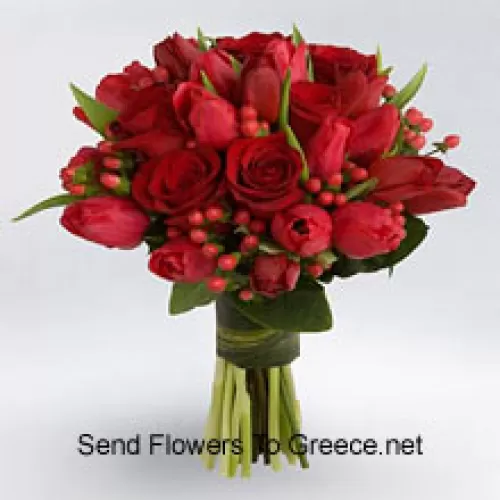 Ramo de rosas rojas y tulipanes rojos con rellenos rojos de temporada.
